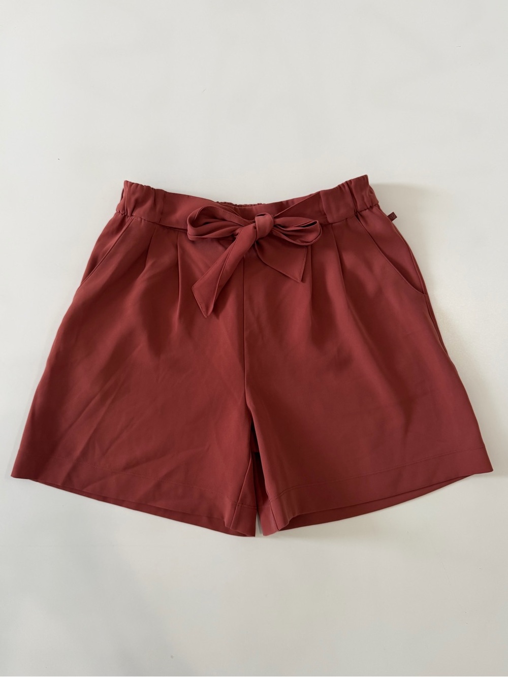 Lululemon Athletica Women’s Noir Shorts 5.5 Tie-Waist Rust Red High-Rise Size 10